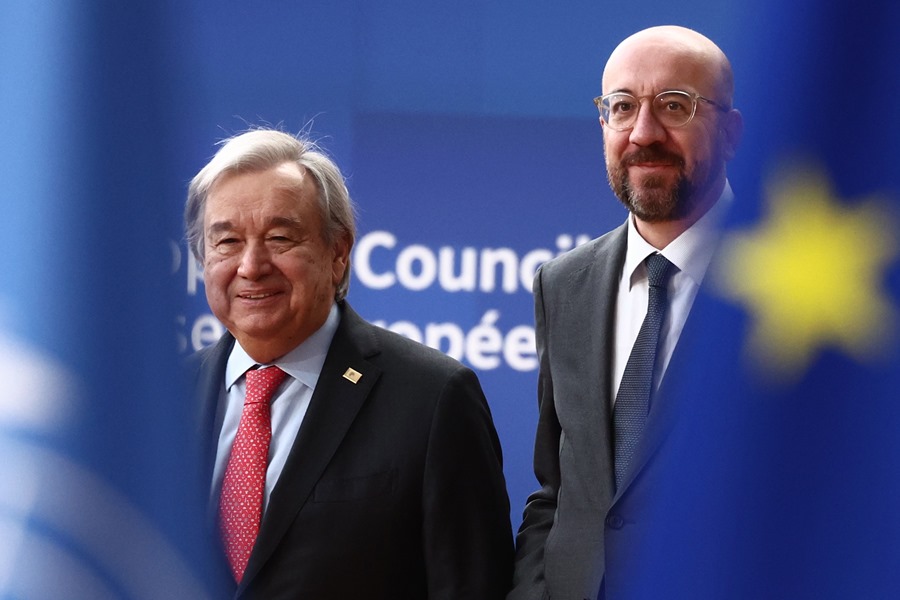 El secretario General de ONU, Antonio Guterres (i), y el Presidente del Consejo Europeo, Charles Michel (d), a su llegada al recinto de Cumbre de la UE en Bruselas.