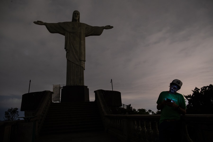 La estatua del Cristo Redentor completamente apagada durante la Hora del Planeta el año pasado.