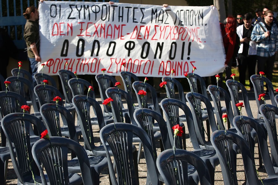 Una protesta en Atenas tras el choque de trenes que dejó 57 muertos en Grecia.