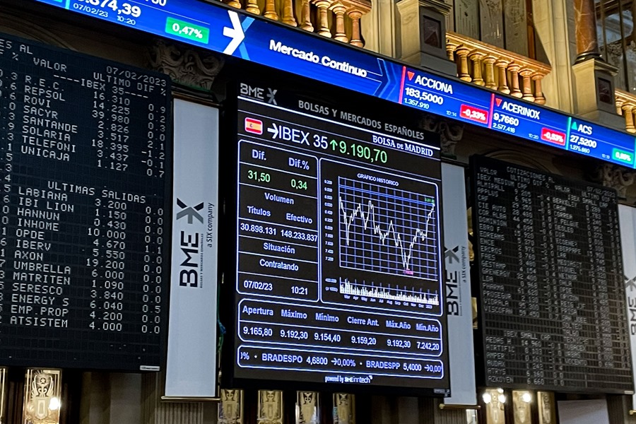 Vista general de la Bolsa de Madrid que muestra en una pantalla el Ibex 35, del que cerca de la mitad de las empresas del Ibex paga más impuestos fuera de España que dentro.