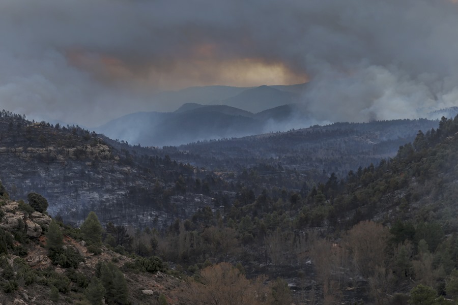 Vista general del incendio forestal declarado ayer en el término municipal de Villanueva de Viver, en la zona limítrofe de las provincias de Castellón y Teruel.