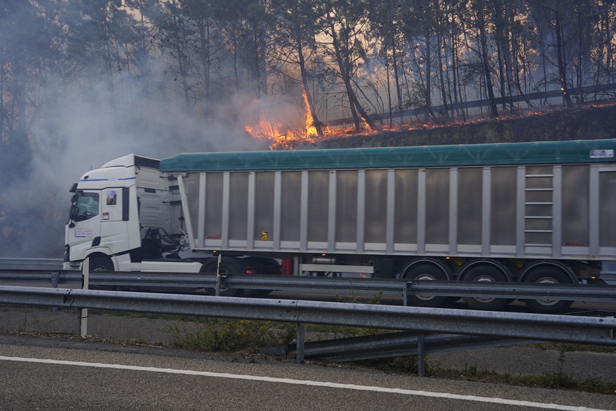 Un camión entre las llamas de un incendio en Asturias