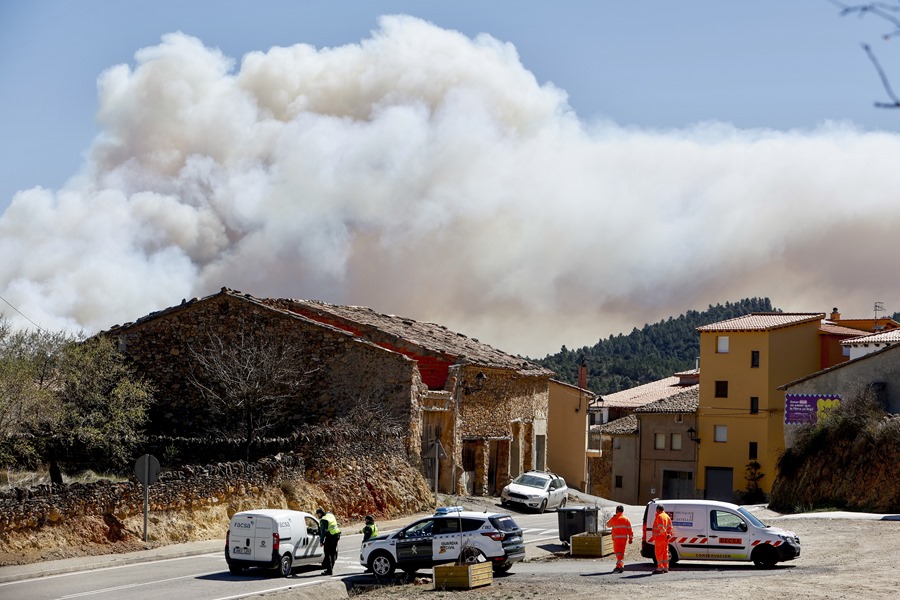 El viento reaviva las llamas en una zona crítica del incendio de Castellón