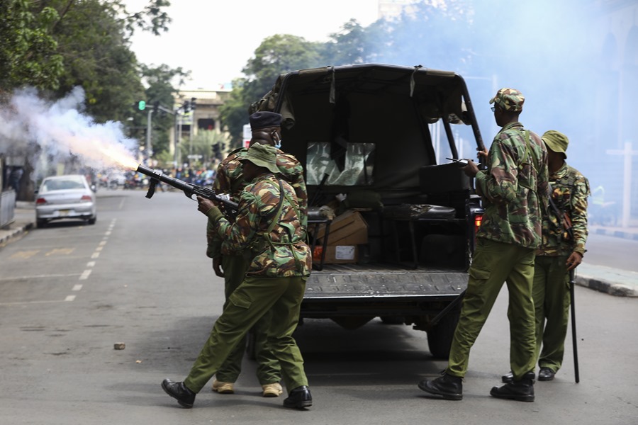 Policías durante las protestas de hoy en Kenia.