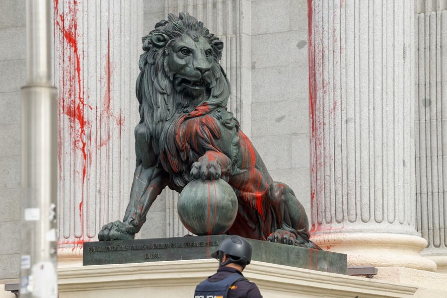 Fachada de los leones del Congreso manchada con pintura roja