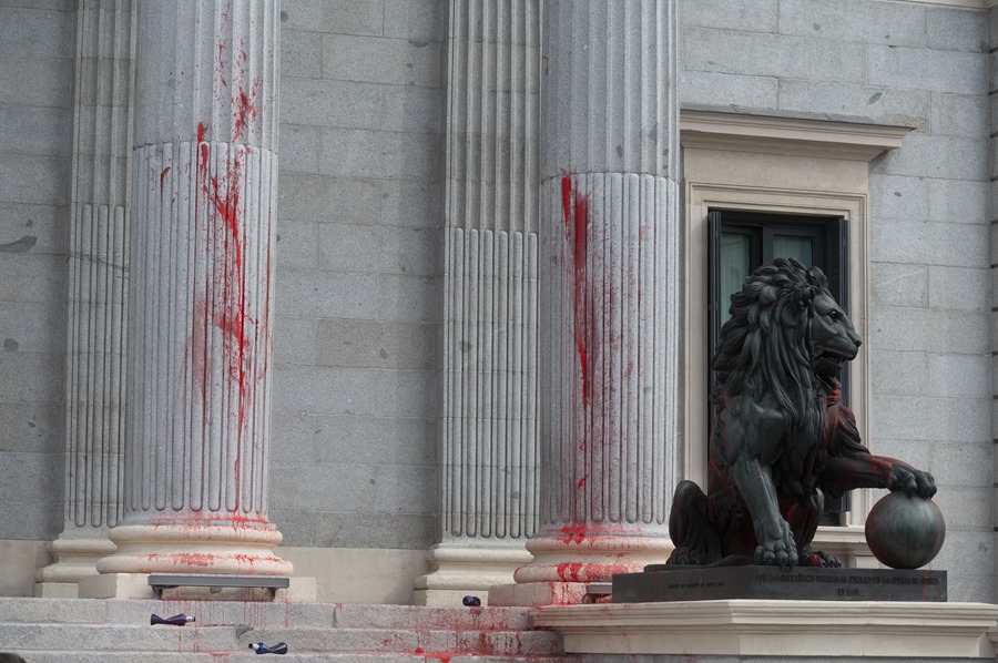 Fachada de los leones del Congreso manchada con pintura