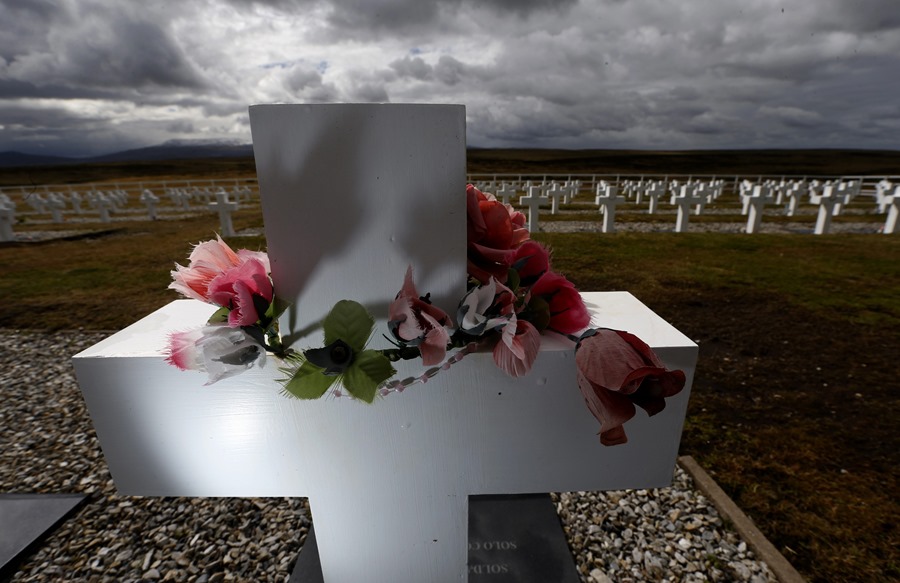 Vista del cementerio de militares argentinos caídos en el conflicto con Reino Unido en las inmediaciones de Goose Green, en las islas Malvinas.