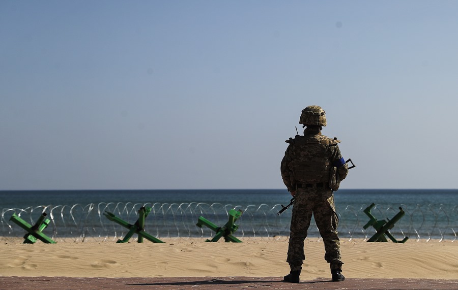 Un soldado vigila movimientos de Rusia en una playa de Odesa en el mar Negro.