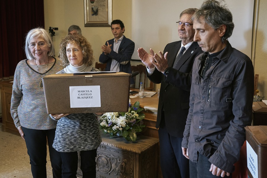 Acto de entrega a sus familiares de los restos exhumados de una fosa en Ávila, España.