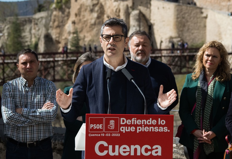 El ministro de Presidencia, Félix Bolaños y el vicepresidente de Castilla-La Mancha, José Luis Martínez Guijarro, junto a las Casas Colgadas de Cuenca. Hablan sobre la moción de censura