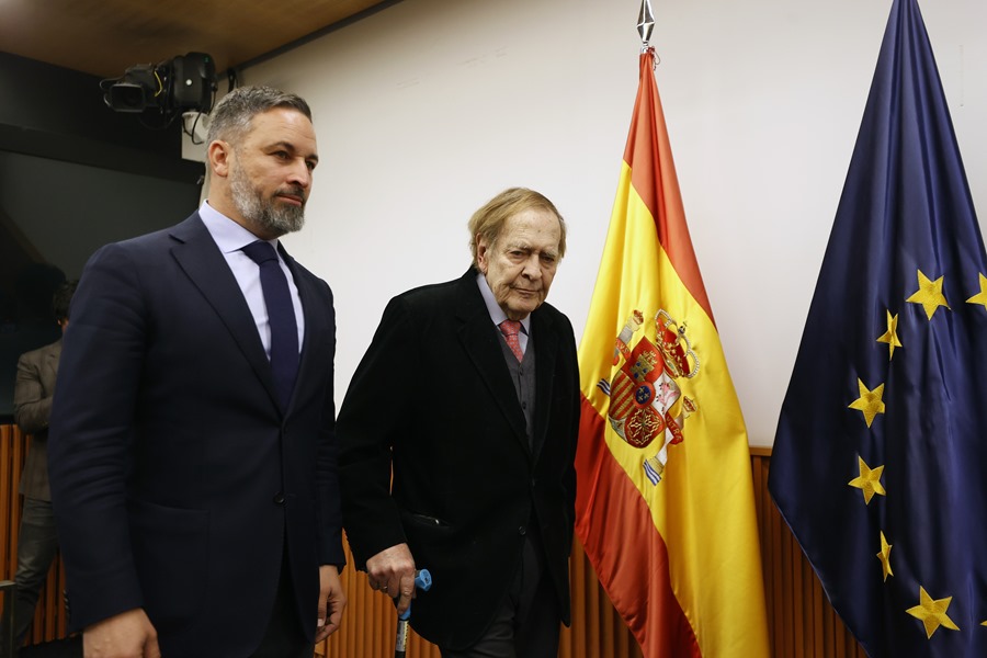 El candidato a la Presidencia del Gobierno, Ramón Tamames (d), acompañado del líder del partido, Santiago Abascal (i), cuentan los motivos de la moción de censura. 