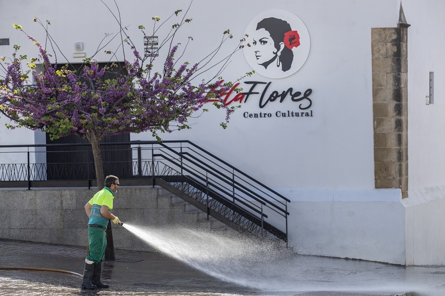 Un trabajador ultima detalles para la inauguración del Centro Cultural Lola Flores en Jerez de la Frontera (Cádiz), museo dedicado a la artista.