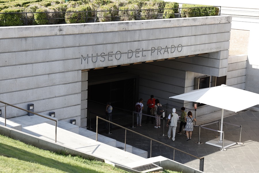 Exterior del Museo del Prado, que vuelve a abrir por la noche tras el éxito de la iniciativa