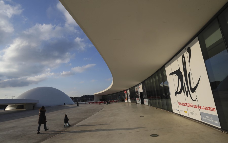 La Cúpula del Centro Niemeyer de Avilés se llena de obras de Salvador Dalí, en una exposición en la que se ofrece los dibujos del artista.