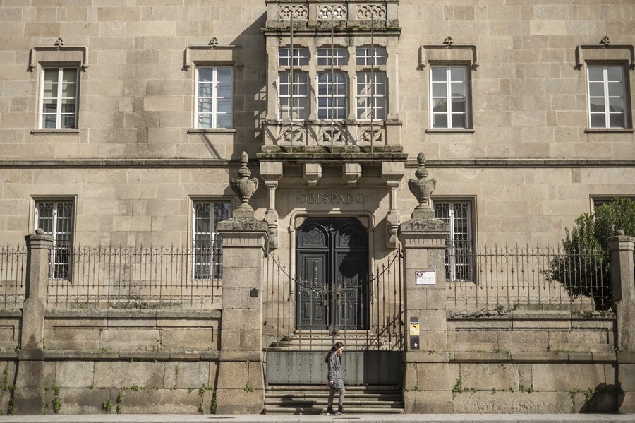 Vista exterior del Obispado de Ourense, que ha apartado cautelarmente al sacerdote investigado por agresiones sexuales a sus sobrinas.