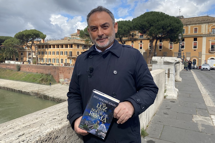 El escritor y sacerdote extremeño Jesús Sánchez Adalid, posa con su nuevo libro, que trata de la pandemia inventada que salvó a decenas de judíos en Roma.