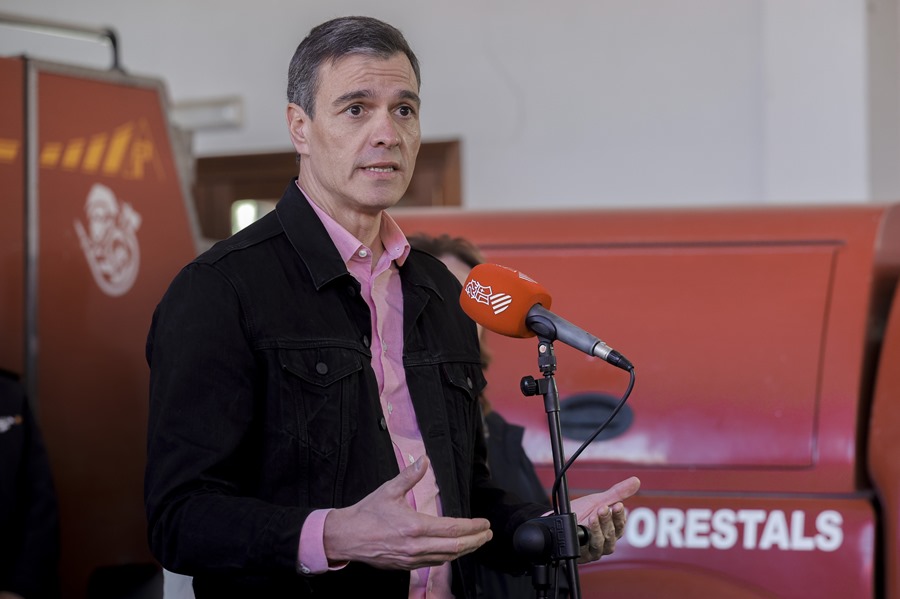 Pedro Sánchez promete el apoyo del Gobierno para reparar los daños del incendio de Castellón