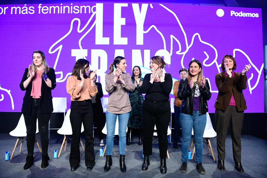 Las dirigentes de Podemos y ministras de Igualdad, Irene Montero (3i), y Derechos Sociales, Ione Belarra (2i), entre otras, participan en un encuentro feminista con motivo del Día de la Mujer.