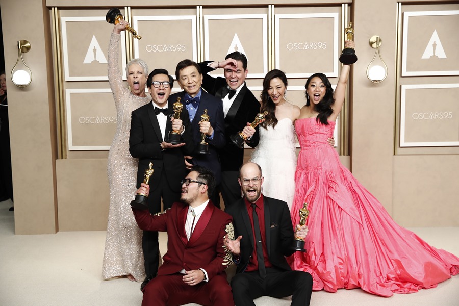 El reparto y el equipo de dirección y producción de "Todo a la vez y en todas partes" posan con los siete Óscar ganados en la 95ª ceremonia los Premios.