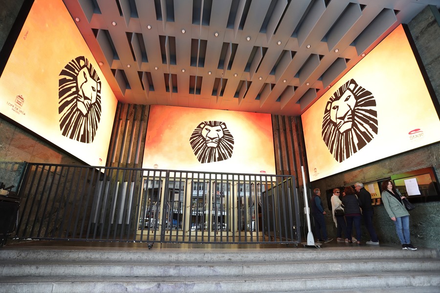 Varias personas se concentran ante las taquillas del Teatro Lope de Vega, donde se representa el musical "El Rey León", galardonado en los premios Talía.