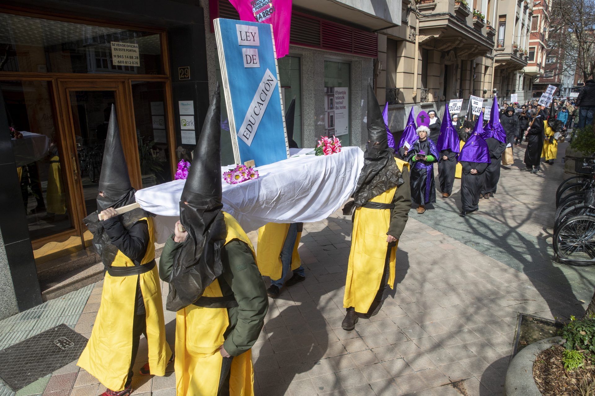 Una "procesión" organizada por la plataforma en favor de la escuela pública. EFE/David Aguilar