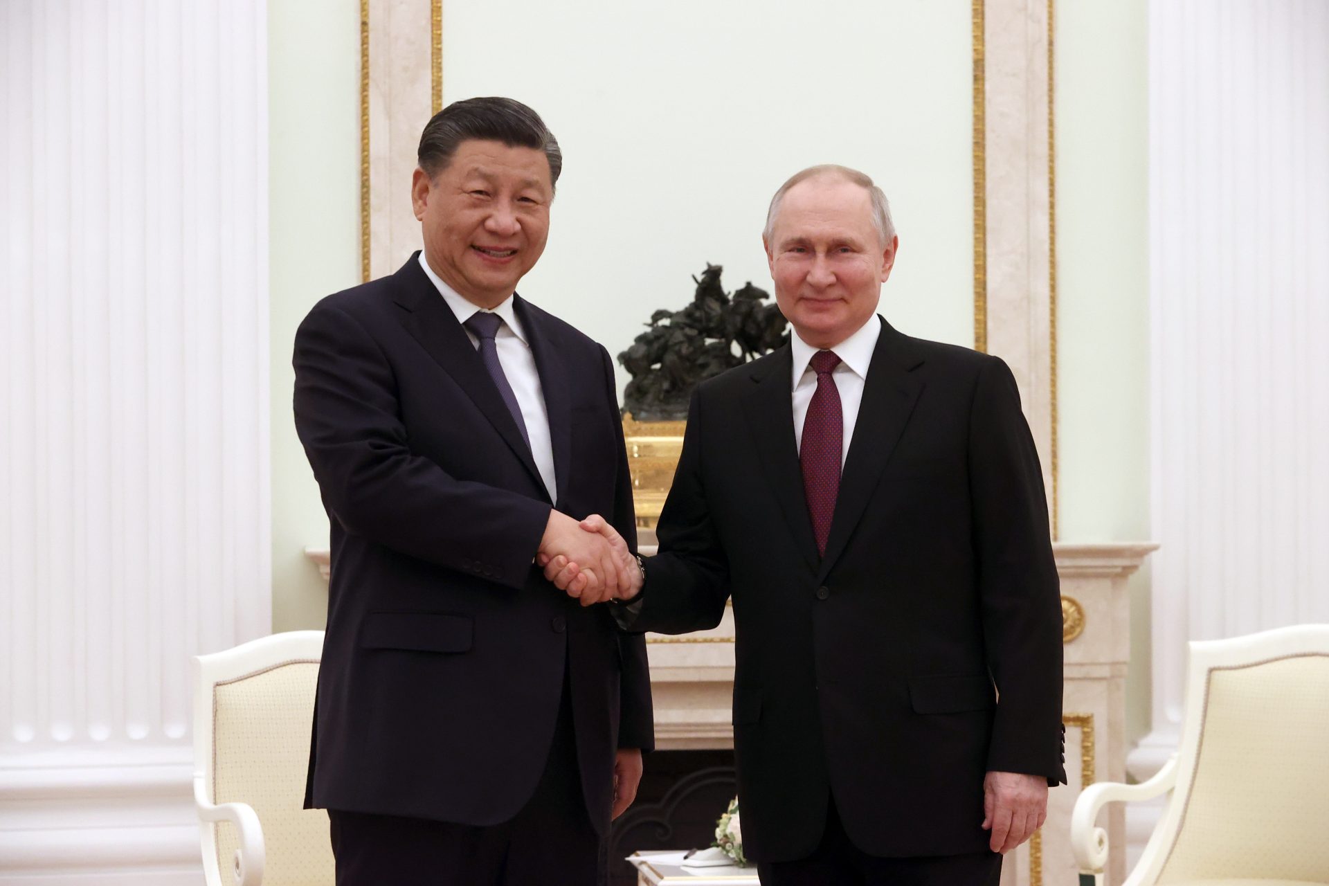 Vladimir y Xi se saludan.