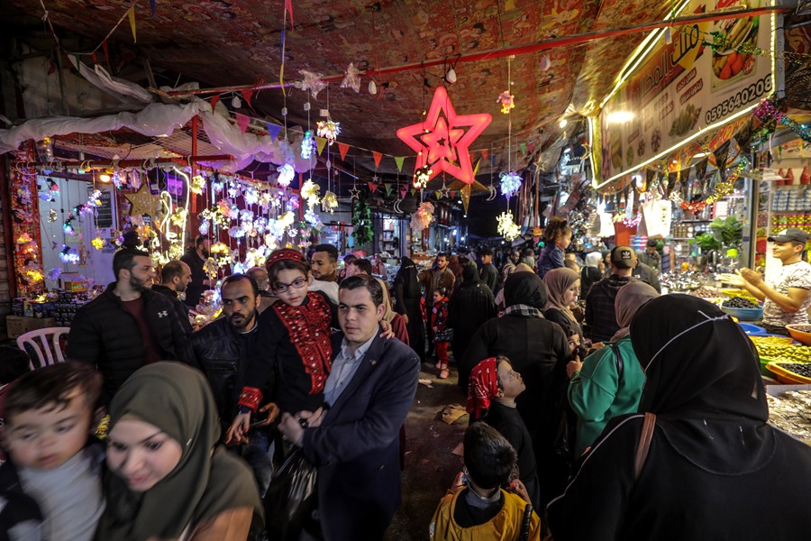 Gente en un mercado en Gaza