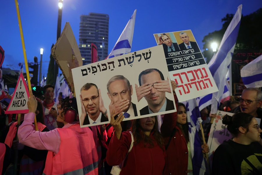 Manifestantes contra la reforma judicial en Israel.