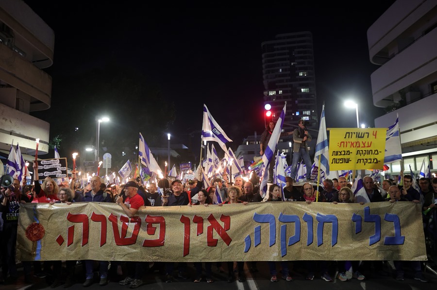 Manifestantes contra la reforma judicial en Israel. 