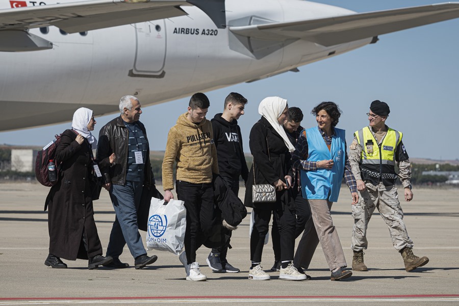 Llegada de refugiados sirios afectados por el terremoto que afectó a Turquía, procedentes de distintas zonas de ese país, que han aterrizado este sábado en la base aérea de Torrejón de Ardoz (Madrid).