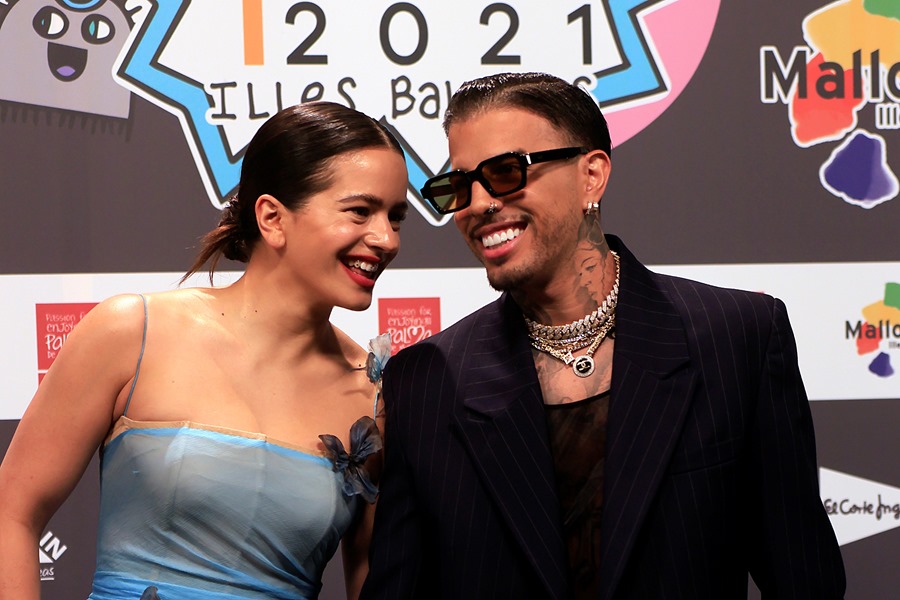 La cantante Rosalía y el cantante y productor puertorriqueño Rauw Alejandro, en una imagen de archivo.