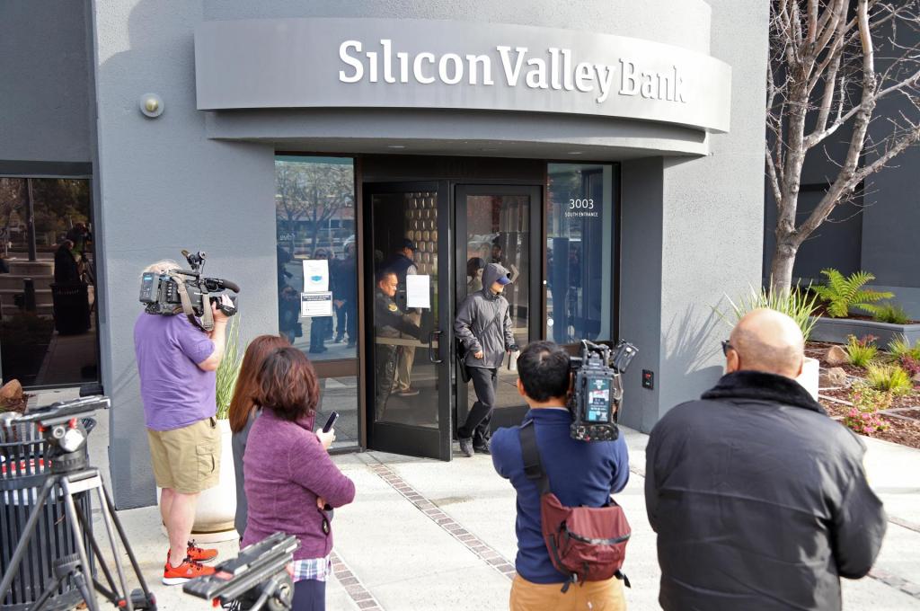 Vista de la sede principal del Silicon Valley Bank (SVB) en Santa Clara, California (EE.UU.), este 13 de marzo de 2023. EFE/George Nikitin
