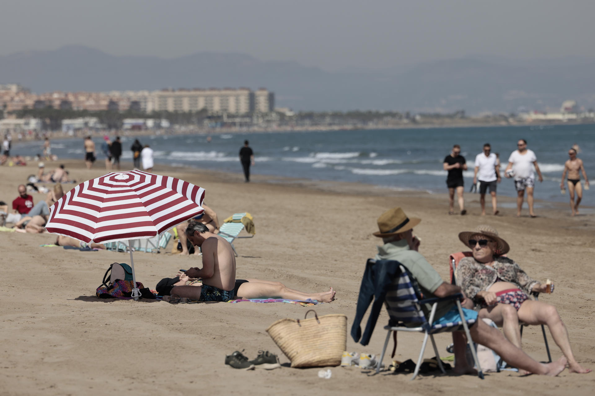 Estampa de la playa de la Malvarrosa de València el pasado 13 de marzo, cuando los termómetros superaron los 30 grados. EFE/Ana Escobar