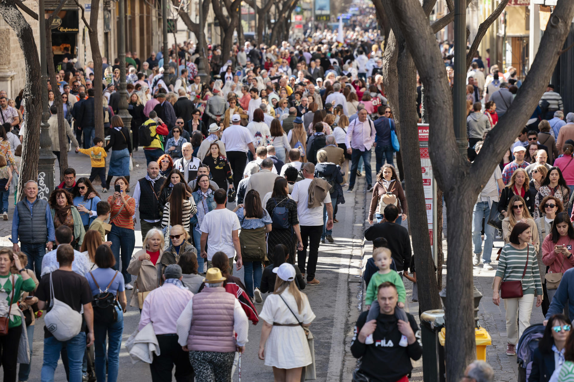 Miles de personas abarrotan las calles en el último día de las fiestas de las fallas de Valencia.EFE/ Biel Aliño