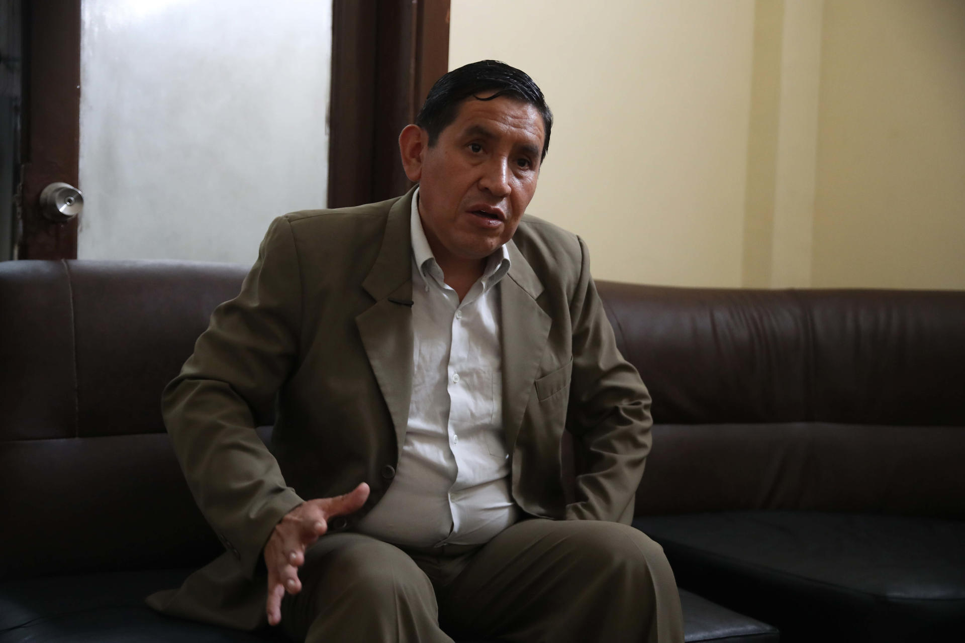 Wilfredo Robles, abogado del expresidente peruano Pedro Castillo, fue registrado el pasado 15 de marzo, durante una entrevista con EFE, en Lima (Perú). EFE/Paolo Aguilar
