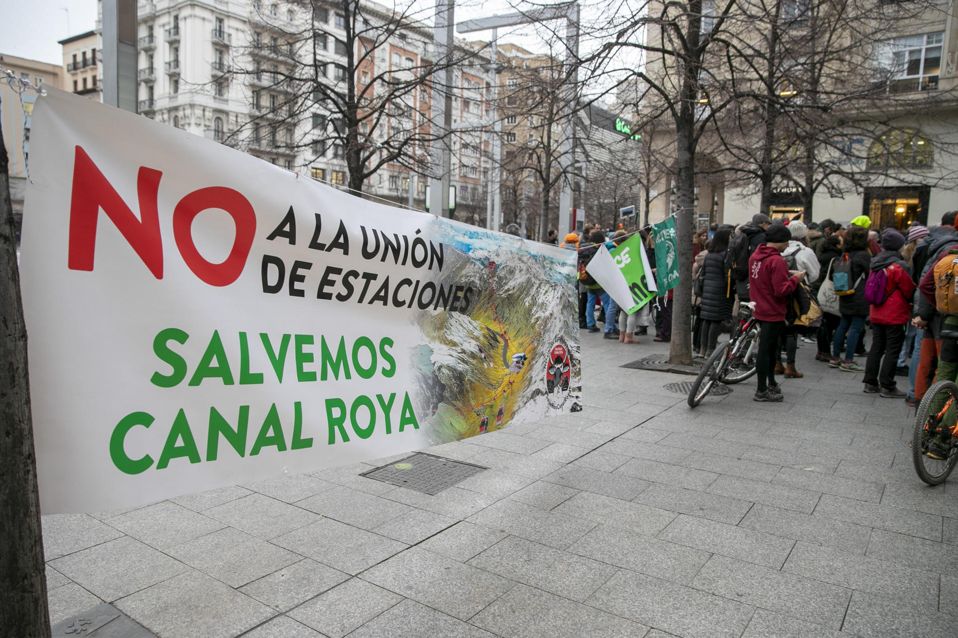 En la imagen de archivo, decenas de personas protestan en Zaragoza contra el proyecto de unión de las estaciones de esquí de Astún y Formigal. EFE/Javier Cebollada