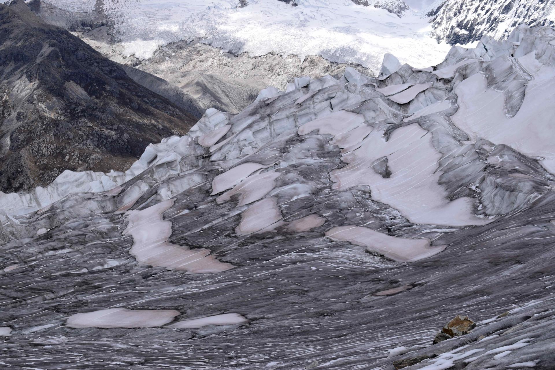 An undated photograph of the Huaytapallana glacier in Peru's Cordillera Blanca mountain range. EFE/Wilmer Sanchez