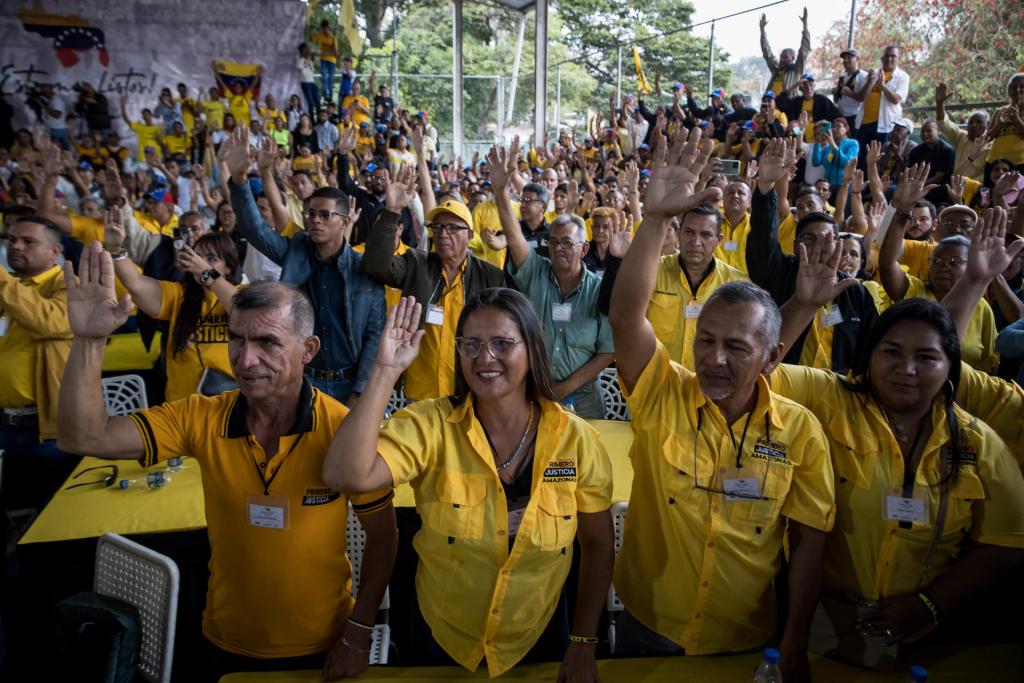 Miembros y simpatizantes del partido Primero Justicia, del exgobernador Henrique Capriles, manifiestan su apoyo al exgobernador durante un acto hoy, en Caracas (Venezuela). EFE/Miguel Gutiérrez
