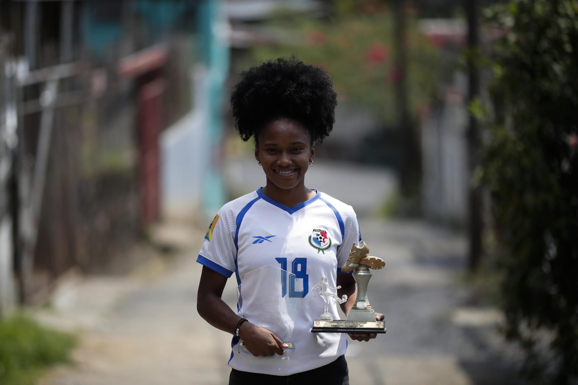 La futbolista panameña Erika Hernández posa para EFE mientras sostiene un trofeo, el 4 de marzo de 2023, en al barrio de Samaria de Ciudad de Panamá (Panamá). EFE/ Bienvenido Velasco