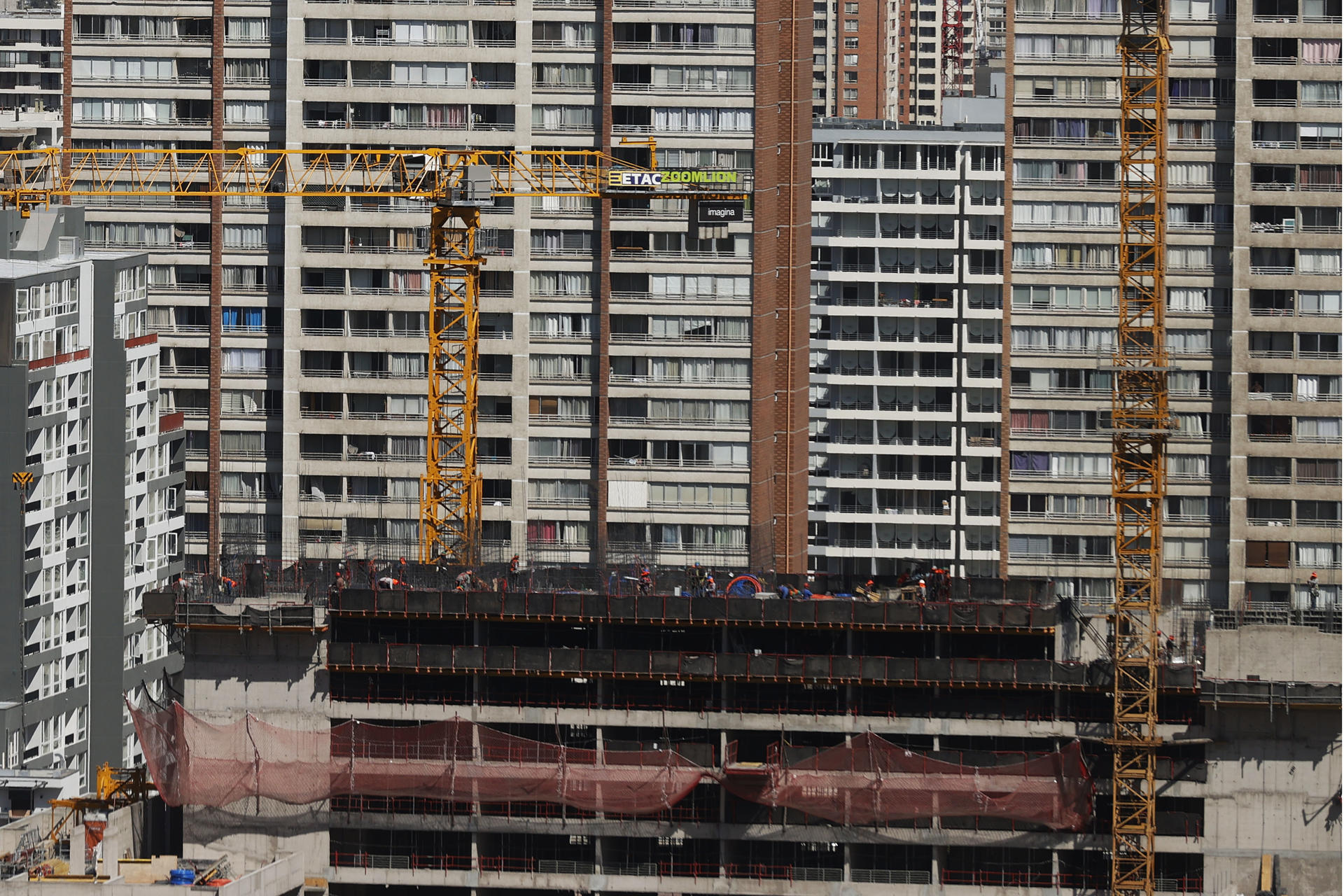 Hombres trabajan en la obra de construcción de un edificio, el 8 de marzo 2023 en la ciudad de Santiago (Chile). EFE/Elvis González