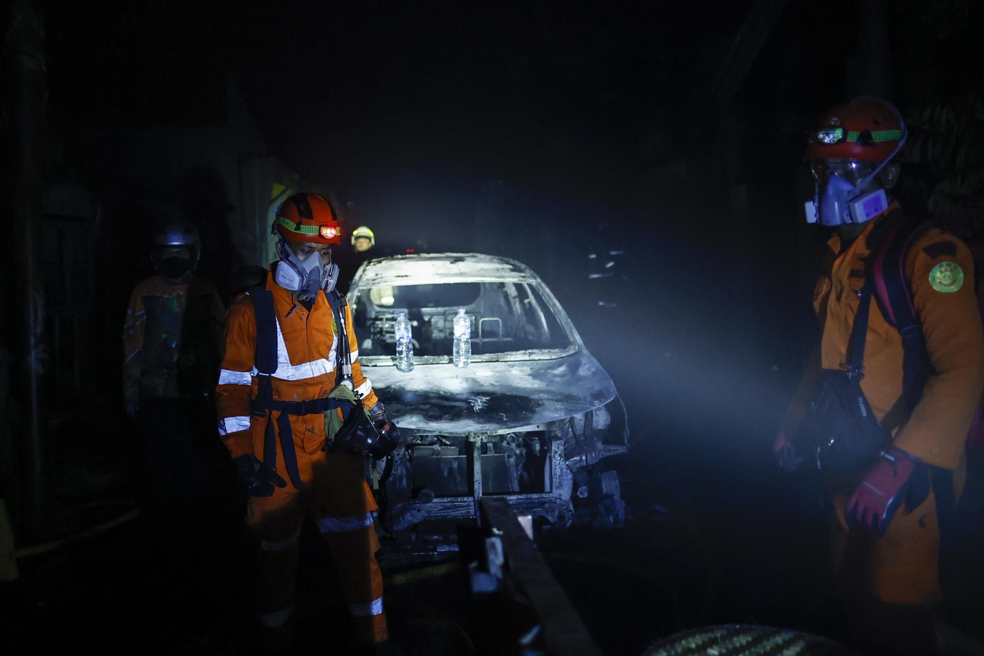 Rescuers search for victims as they inspect a burned residential area after a fire at a fuel storage depot in Jakarta, Indonesia, 03 March 2023. EFE-EPA/MAST IRHAM