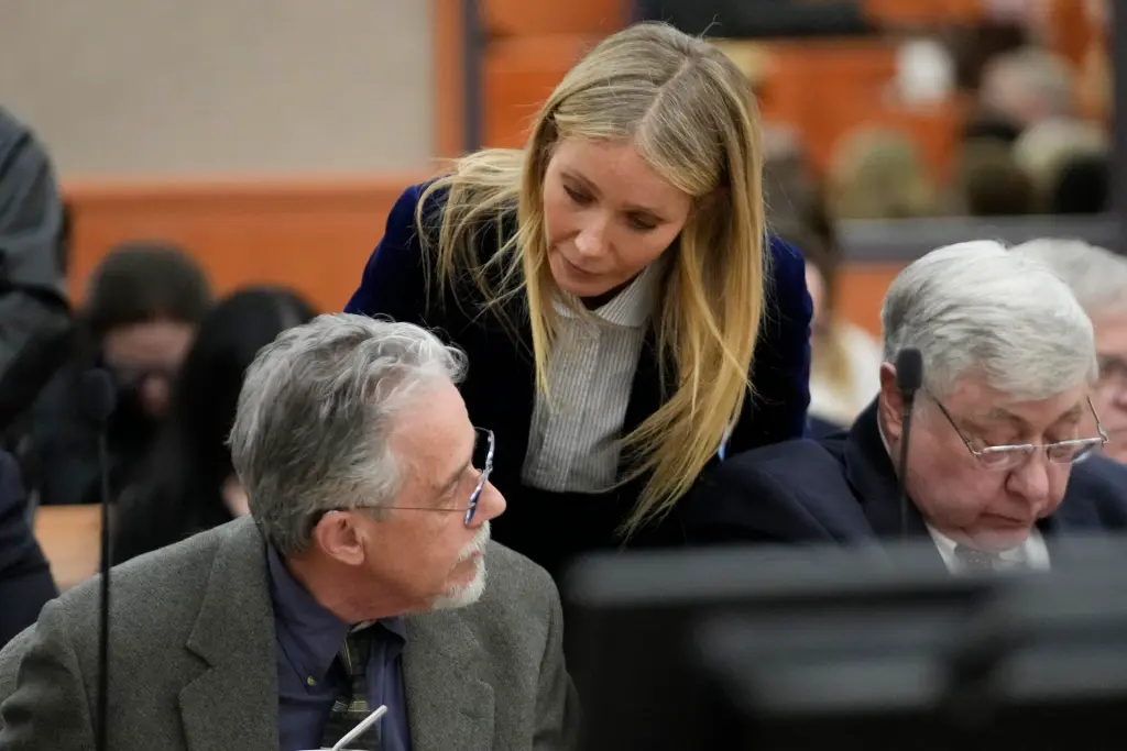 Gwyneth Paltrow habla con el optometrista jubilado Terry Sanderson mientras sale de la sala del tribunal después de la lectura del veredicto en el juicio por un accidente de esquí en 2016, en Park City, Utah (EE.UU.), este 30 de marzo de 2023. EFE/EPA/Rick Bowmer/Pool
