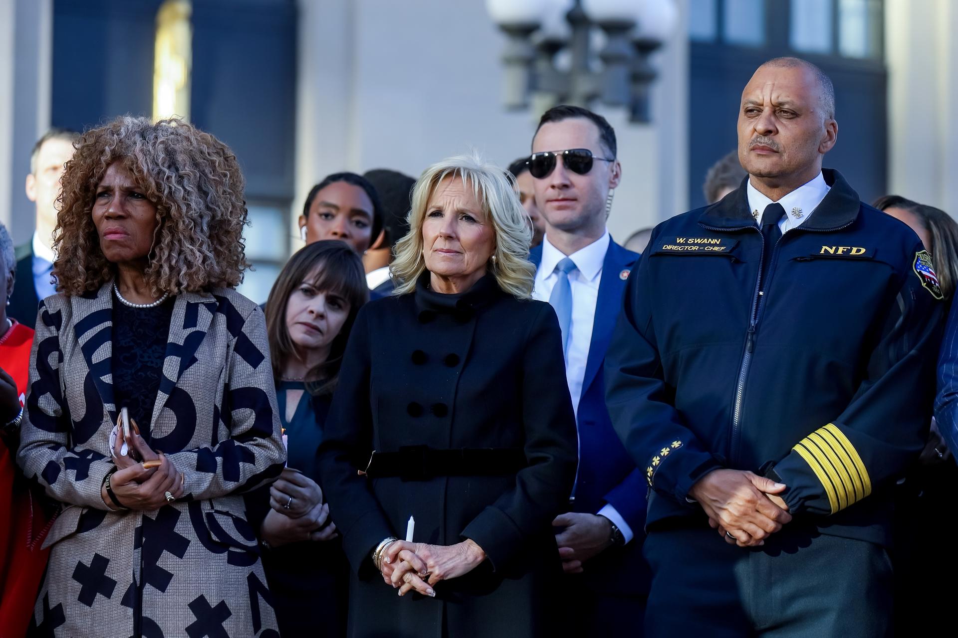 US First Lady Jill Biden (C) and Nashville Emergency Management Director Chief William Swann (R) attend a memorial vigil for the victims of the Covenant Presbyterian Church school shooting in Nashville, Tennessee, USA, 29 March 2023. EFE-EPA/JUSTIN RENFROE