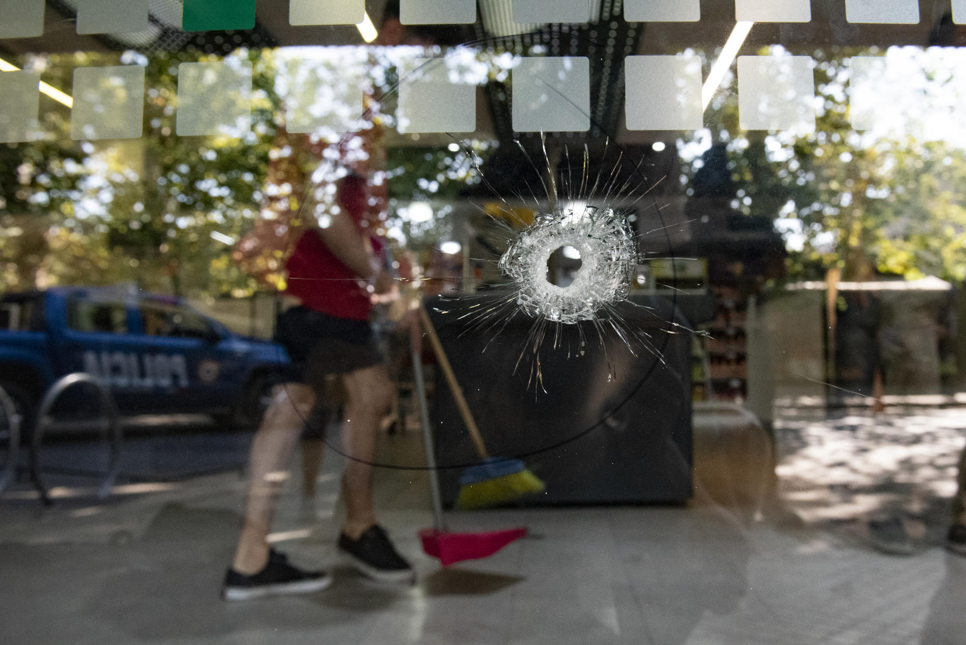 Vista hoy de impactos de bala en el supermercado de la familia de Antonela Roccuzzo, que fue atacado a tiros por dos personas cerca de las 3 de la madrugada, en Rosario (Argentina). EFE/Franco Trovato Fuoco