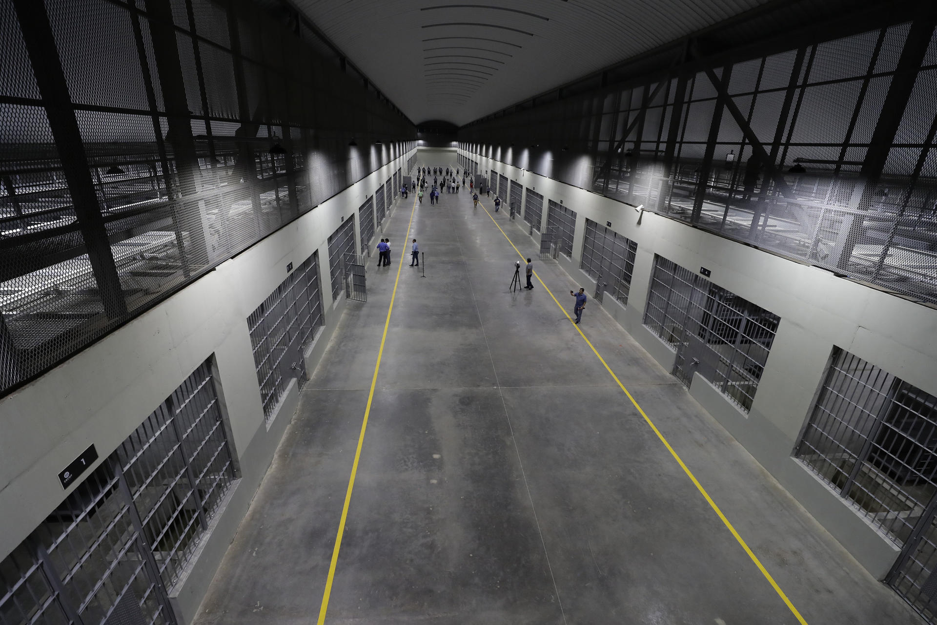 Fotografía de archivo del interior del Centro de Confinamiento del Terrorismo (CECOT), la nueva cárcel construida por el gobierno de El Salvador, en Tecoluca (El Salvador). EFE/Rodrigo Sura