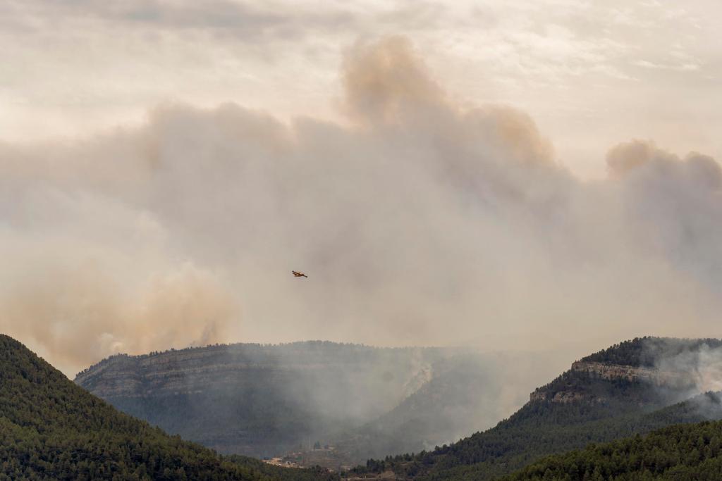 El incendio de Castellón, en una situación "crítica" al cruzar a un barranco de difícil acceso
