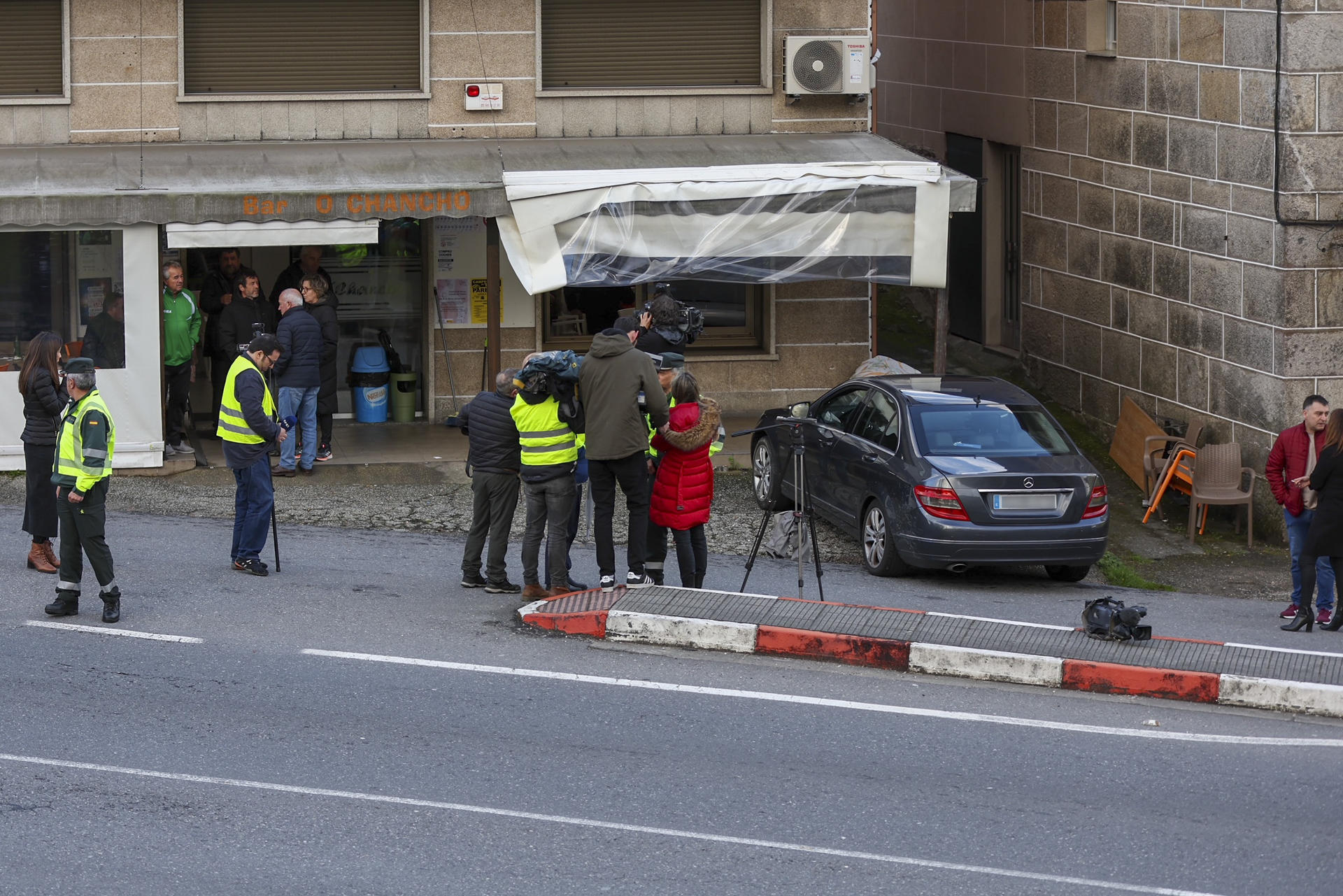 -Vista del lugar en el que el conductor de un turismo ha atropellado este viernes a cuatro personas que estaban sentadas en la terraza de un establecimiento en Vilaboa (Pontevedra). . EFE