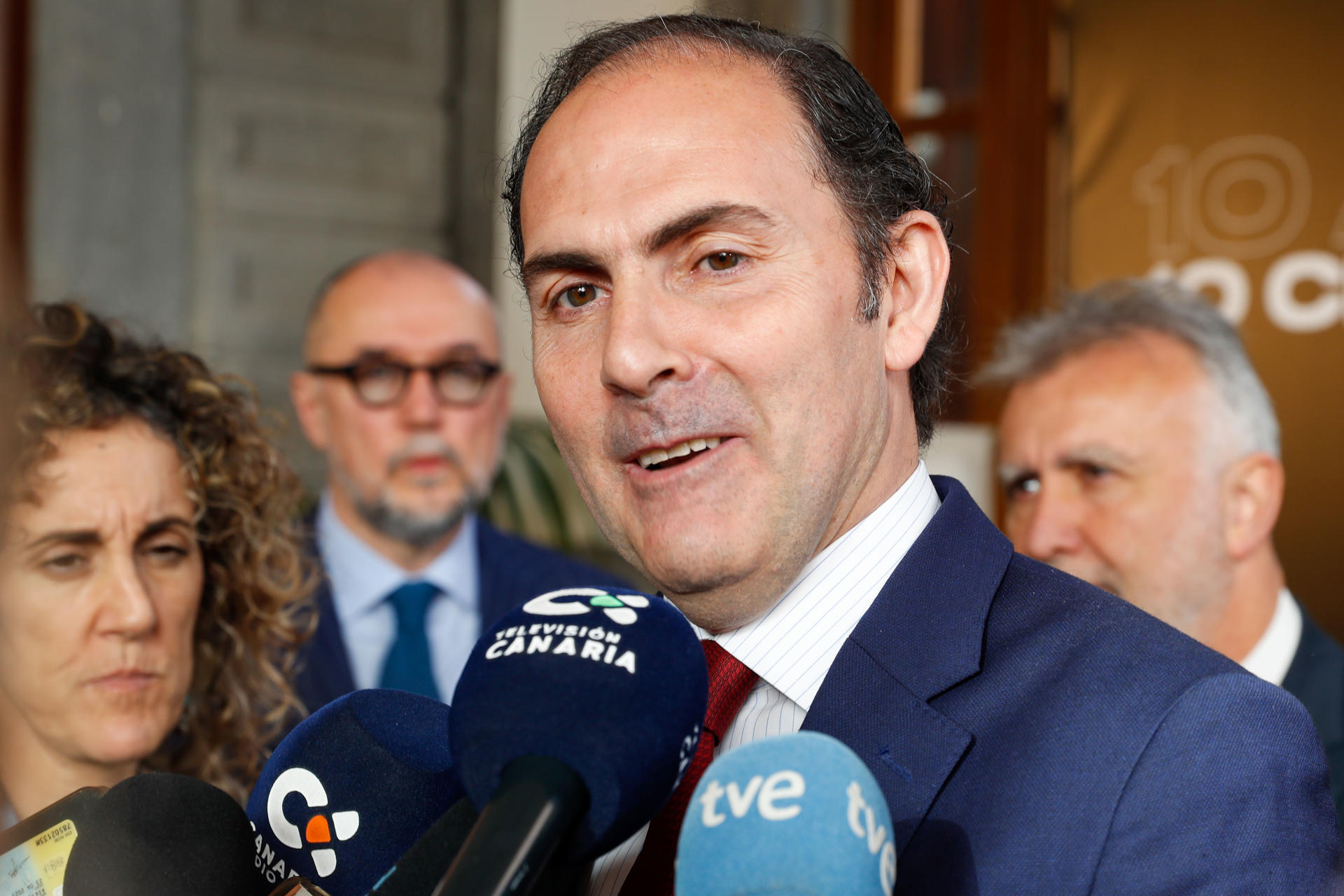 El presidente de Iberia, Javier Sánchez, atiende a los medios de comunicación tras reunirse este viernes con el presidente de Canarias, Ángel Víctor Torres (d).EFE/ Elvira Urquijo A.