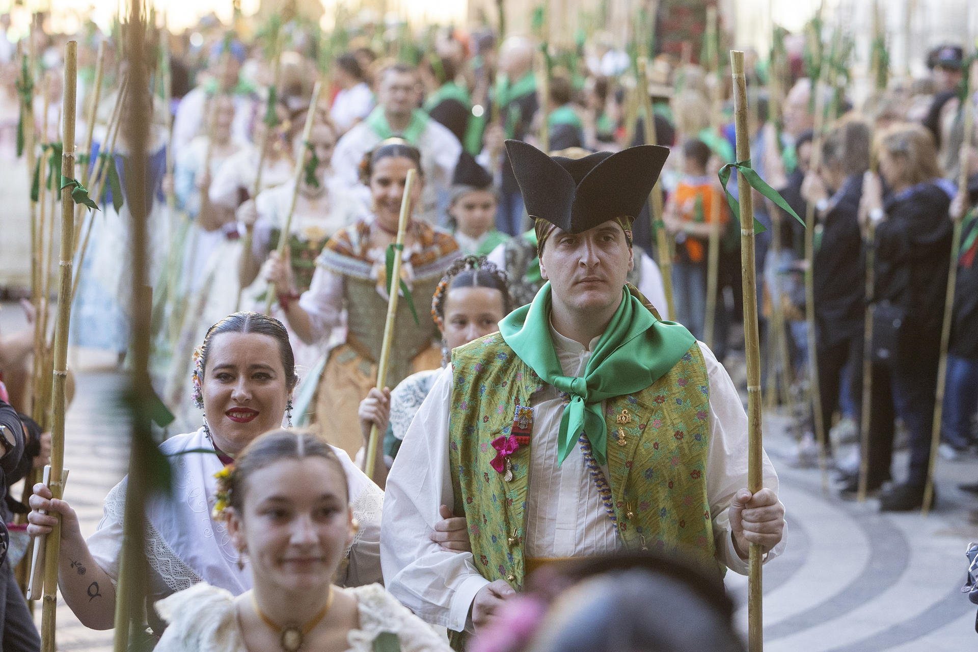 Varias personas con trajes con tradicionales participan en la Romería de les Canyes, el acto central de la Fiestas de la Magdalena este domingo en Castelló. EFE/Doménech Castelló