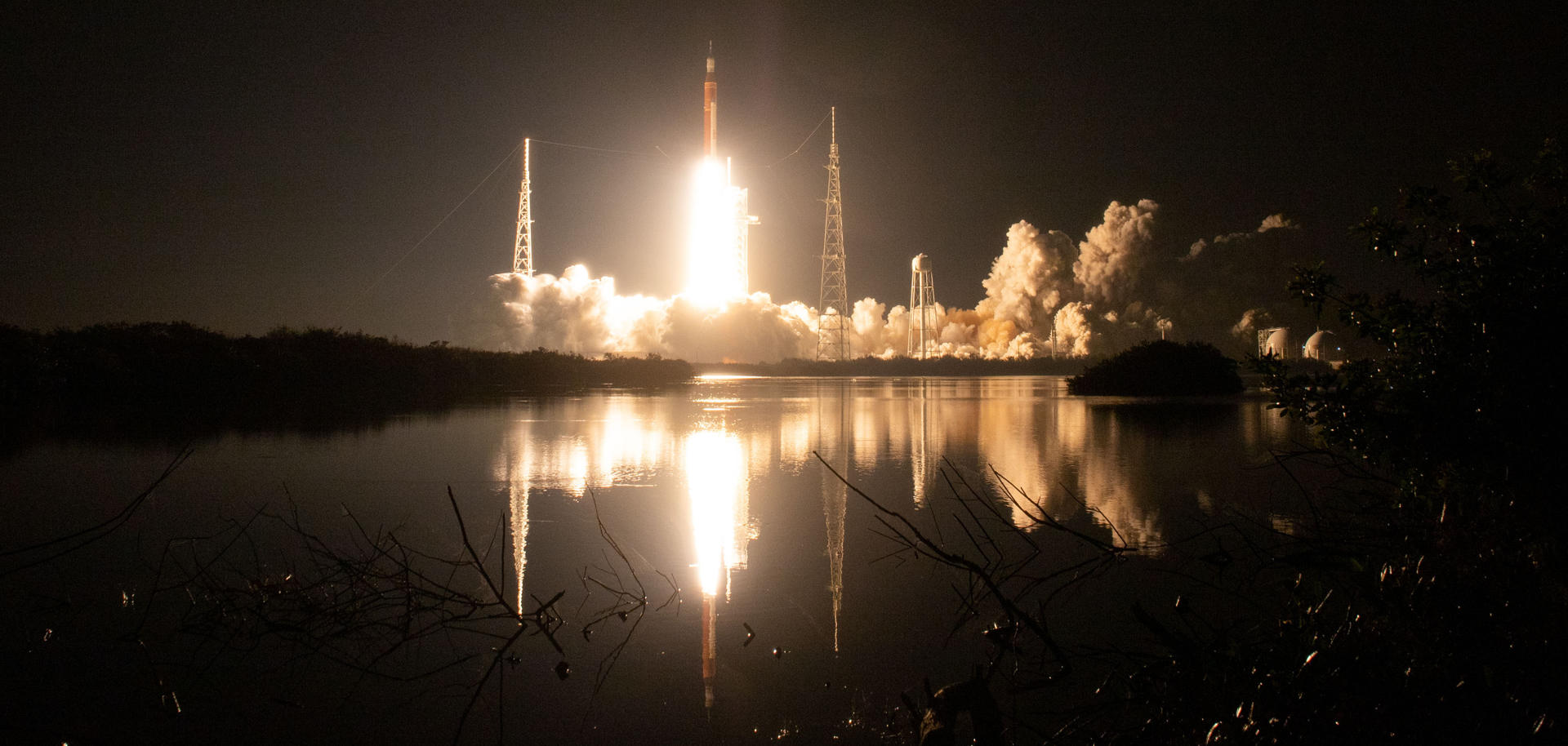 - Fotografía del 16 de noviembre de 2022, cedida por la NASA, donde se aprecia el cohete del Sistema de Lanzamiento Espacial (SLS) con la nave espacial Orion, que lleva la misión Aretemis I, mientras despega desde un lanzador móvil en la plataforma de lanzamiento 39B, en el Centro Espacial Kennedy en Florida (EE.UU.). EFE/ Bill Ingalls/NASA